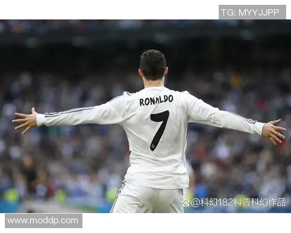 足球巨星C罗在绿茵场上的精彩瞬间与踢球技艺展示