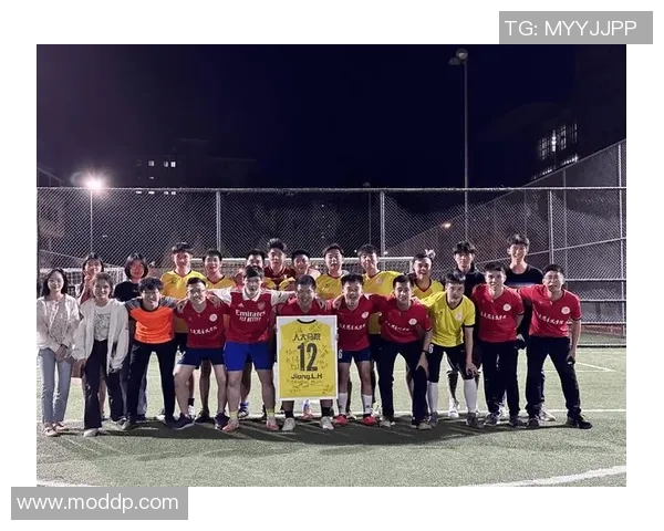 退役足球明星们的生活点滴合照展现友谊与激情的延续